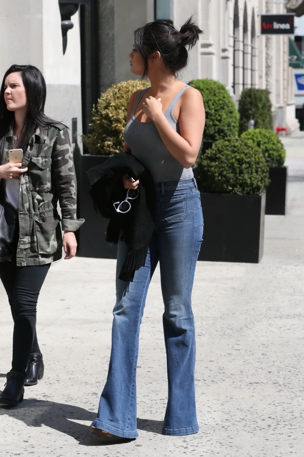Selena gomez en buste avec un top gris et un jean pour une sortie à New York.
 #75165042