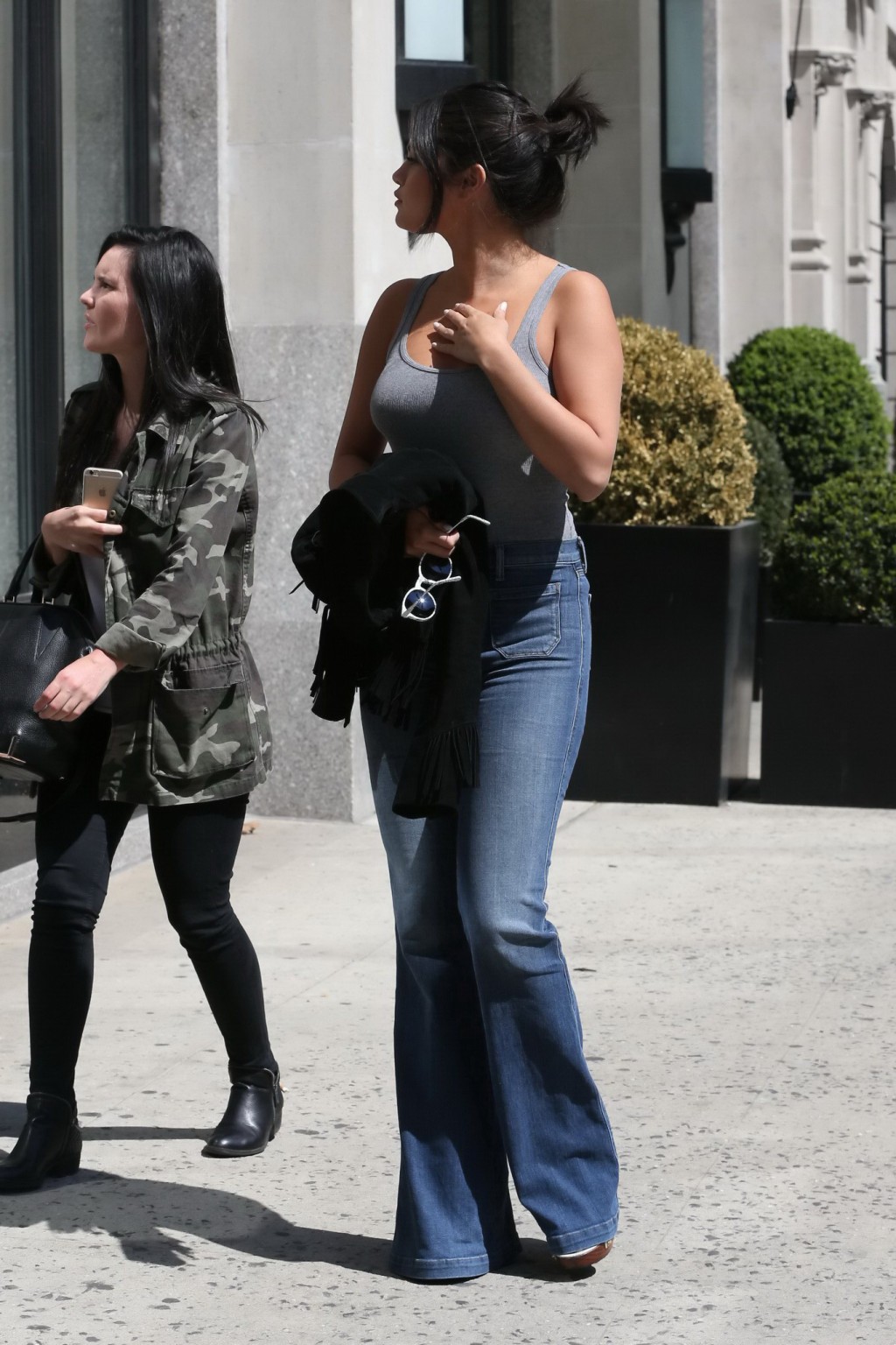 セレナ・ゴメス、グレーのトップスとジーンズを着たバストアップの写真をニューヨークで撮影
 #75165050