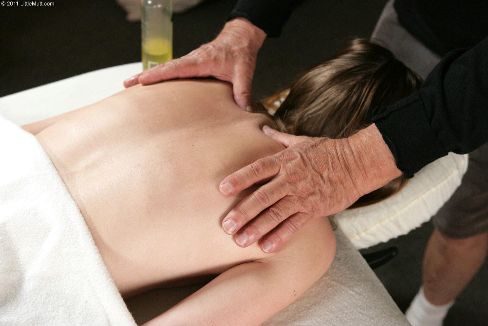 Amateur-Mädchen wird bei der Massage angefasst und anal penetriert
 #67667371