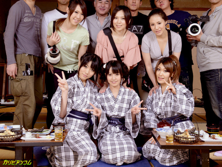 Kotomi Asakura asiatique et douze actrices de gangbang en train de baiser.
 #69841456