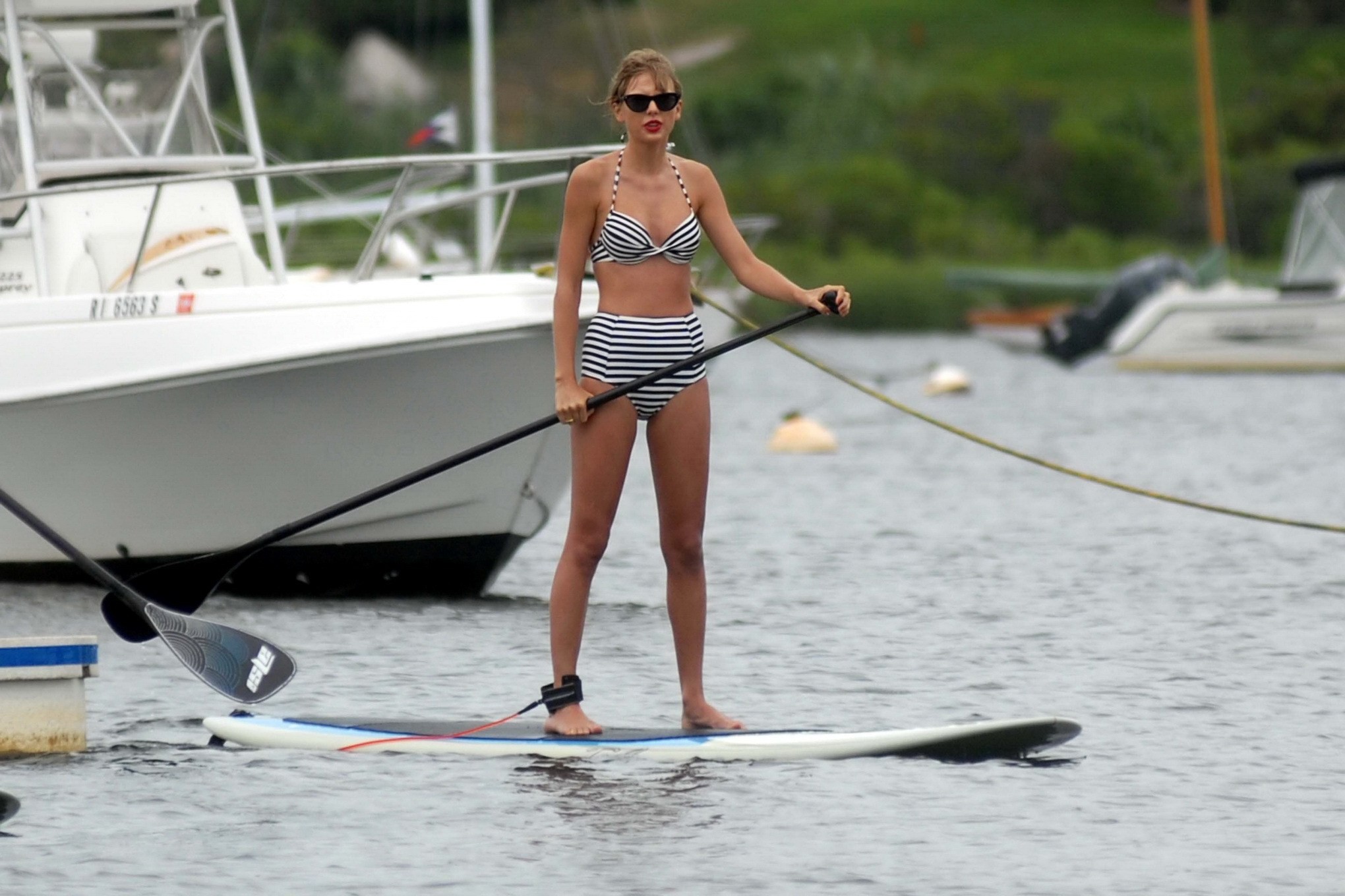 Taylor Swift im gestreiften Oma-Bikini beim Paddleboarding in Westerly, Massachusetts
 #75223219