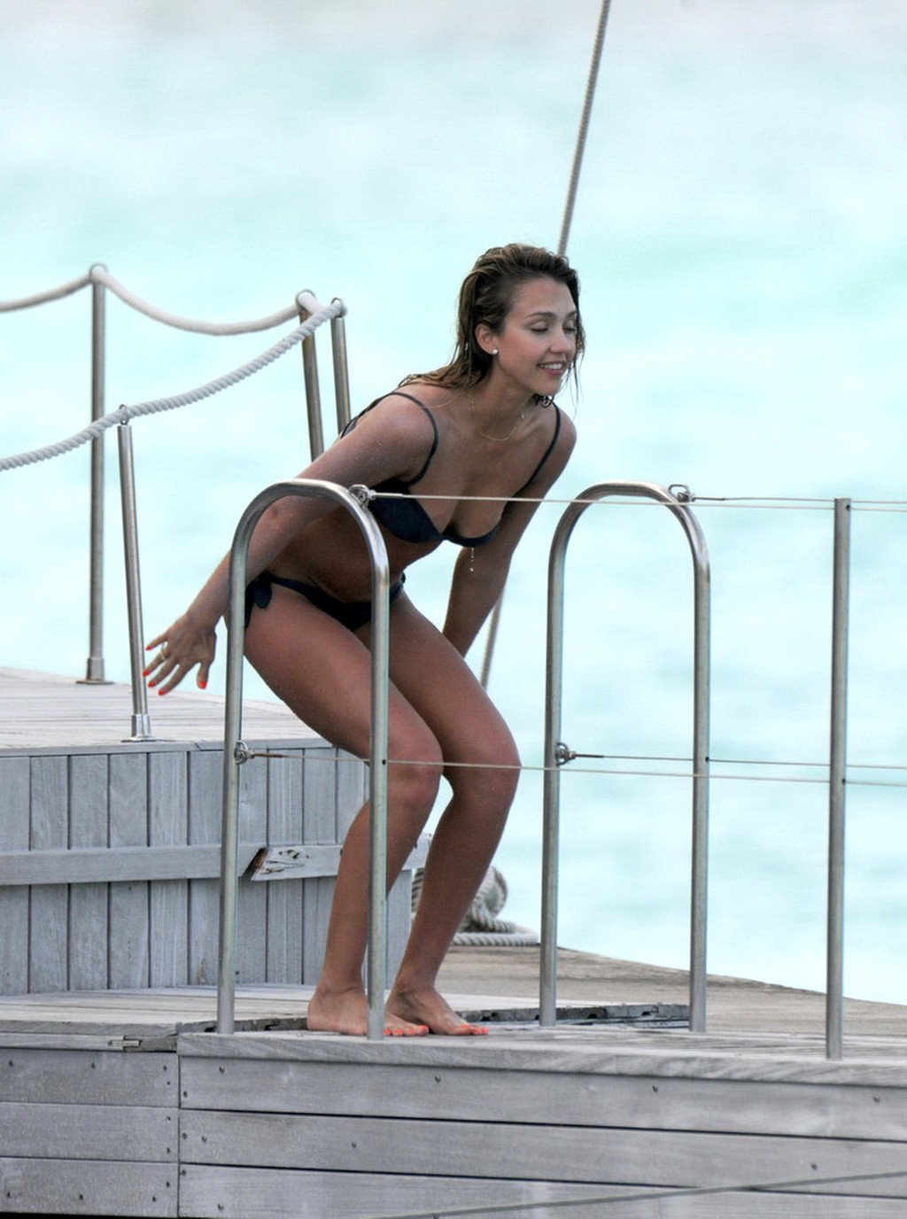 Jessica alba che indossa un bikini blu scuro striminzito su una spiaggia in st. barts
 #75235951