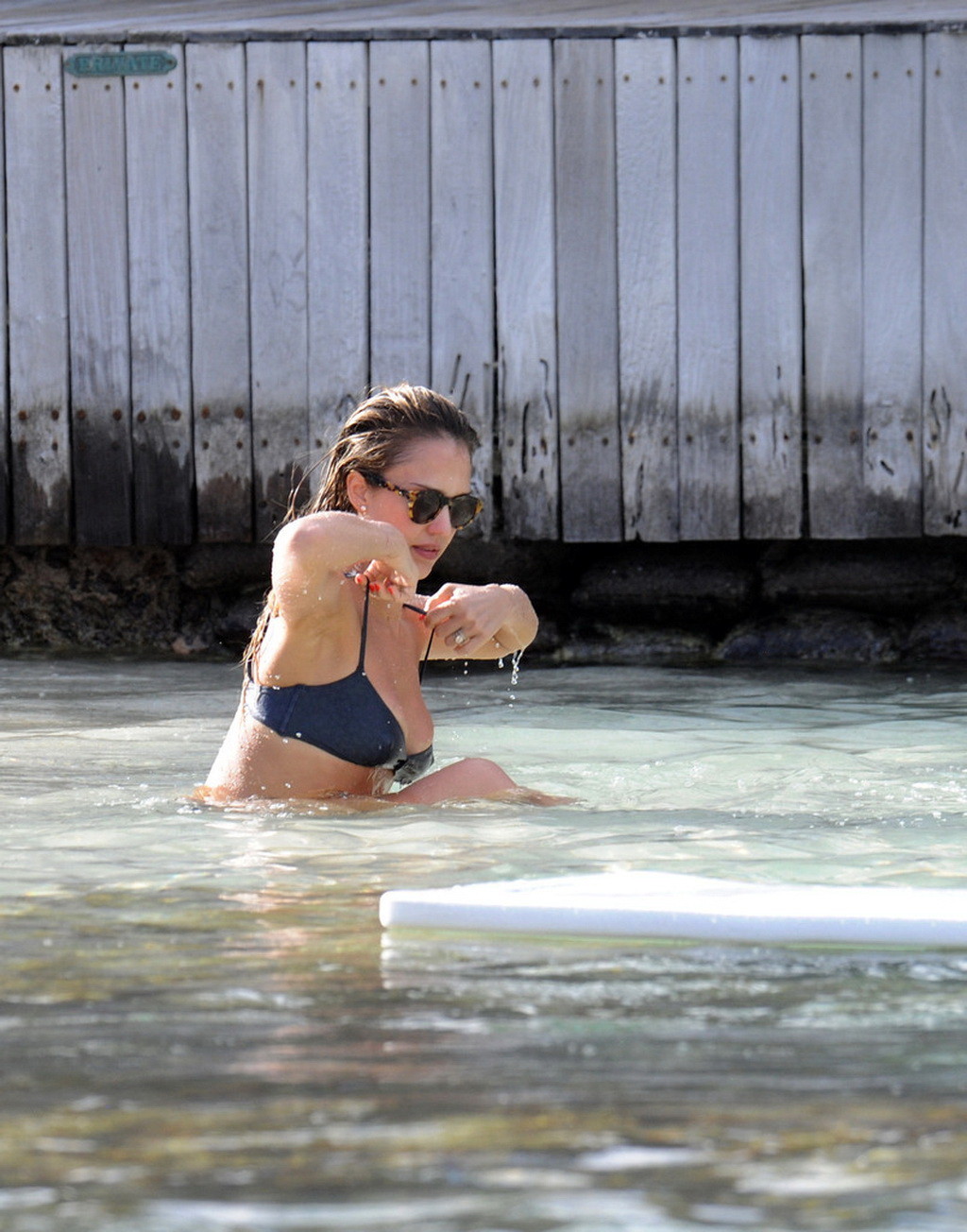 Jessica alba che indossa un bikini blu scuro striminzito su una spiaggia in st. barts
 #75236011