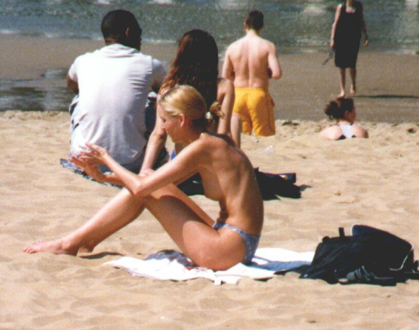 裸のカップルは、ビーチで遊んでいるとセックスを持っているカムに乗る
 #72251820