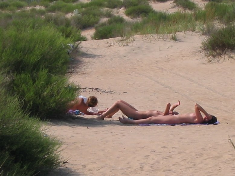 裸のカップルは、ビーチで遊んでいるとセックスを持っているカムに乗る
 #72251855
