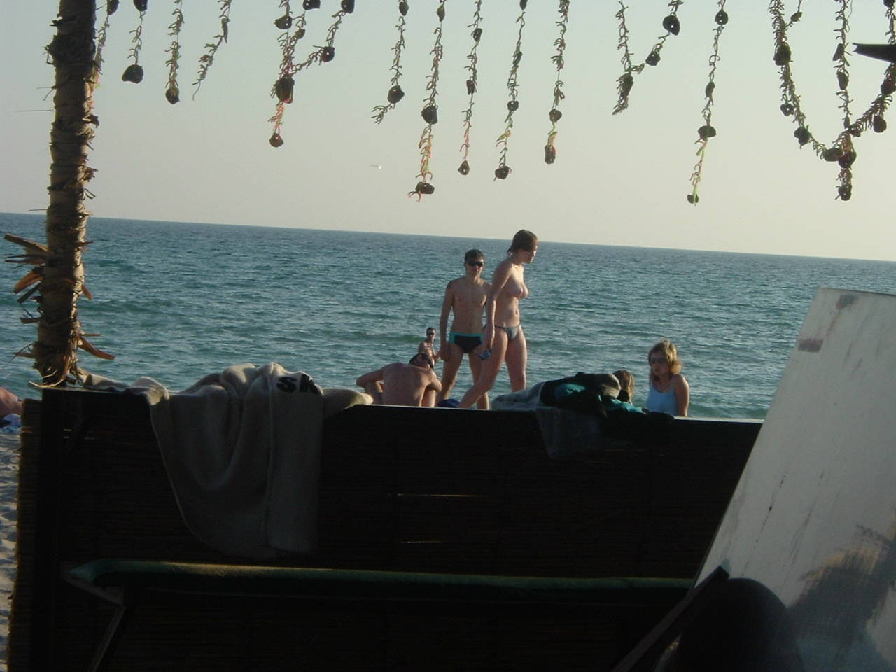 裸のカップルは、ビーチで遊んでいるとセックスを持っているカムに乗る
 #72251946
