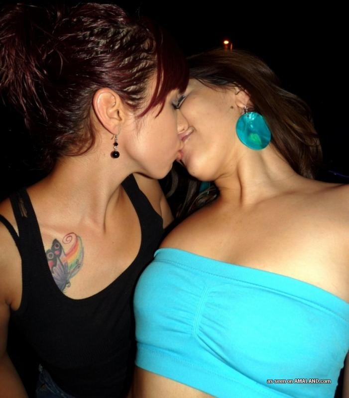 Trois lesbiennes se suçant le visage lors d'une fête.
 #68052258