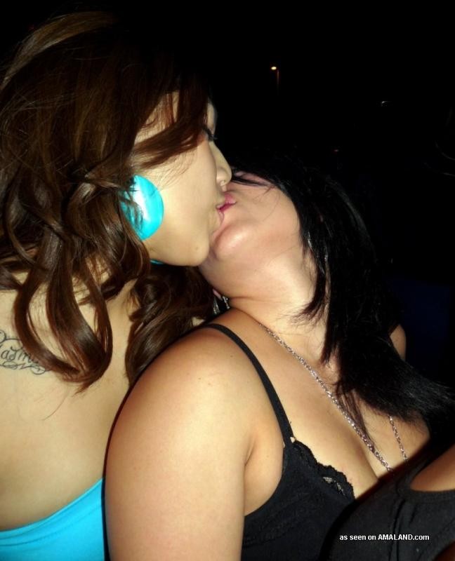 Trois lesbiennes se suçant le visage lors d'une fête.
 #68052277
