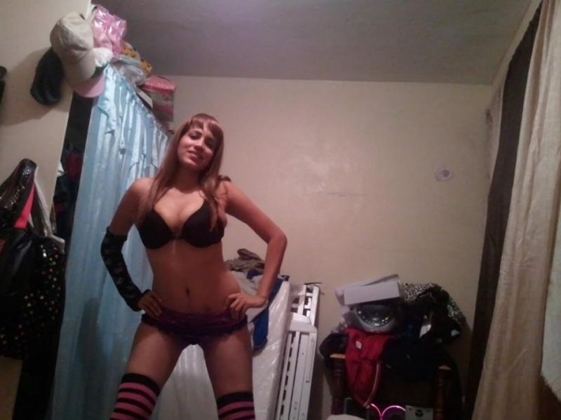 Une jeune fille qui s'amuse à la caméra en posant dans de la lingerie noire.
 #76132981