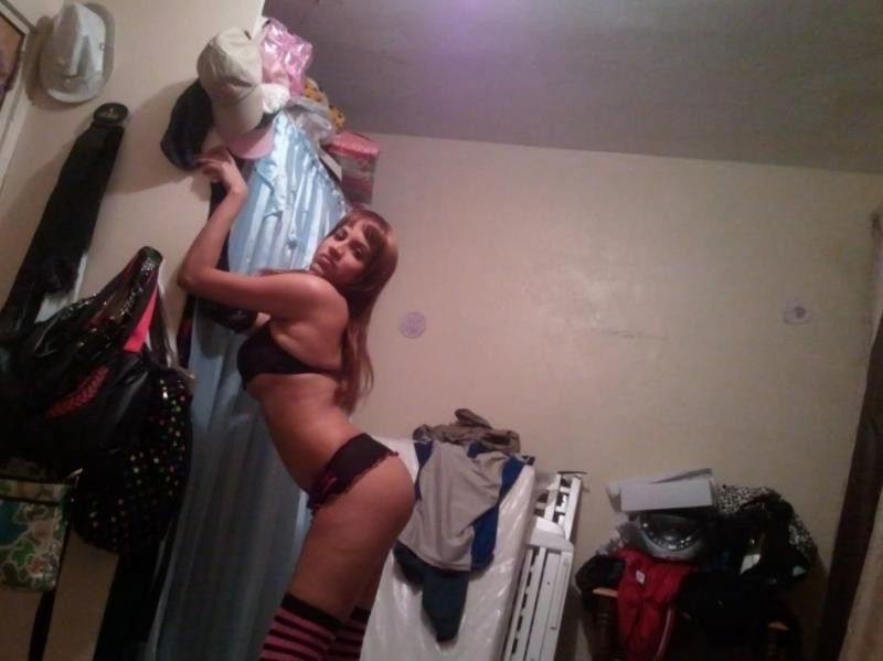 Nena burlándose en cámara mientras posa en lencería negra
 #76132992