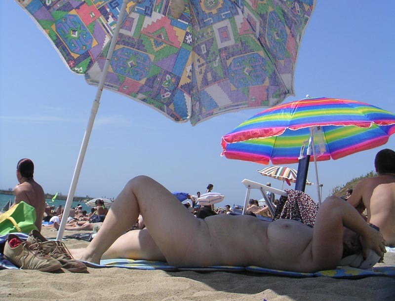 La nudista giovane nuda fa eccitare tutti gli uomini
 #72249277