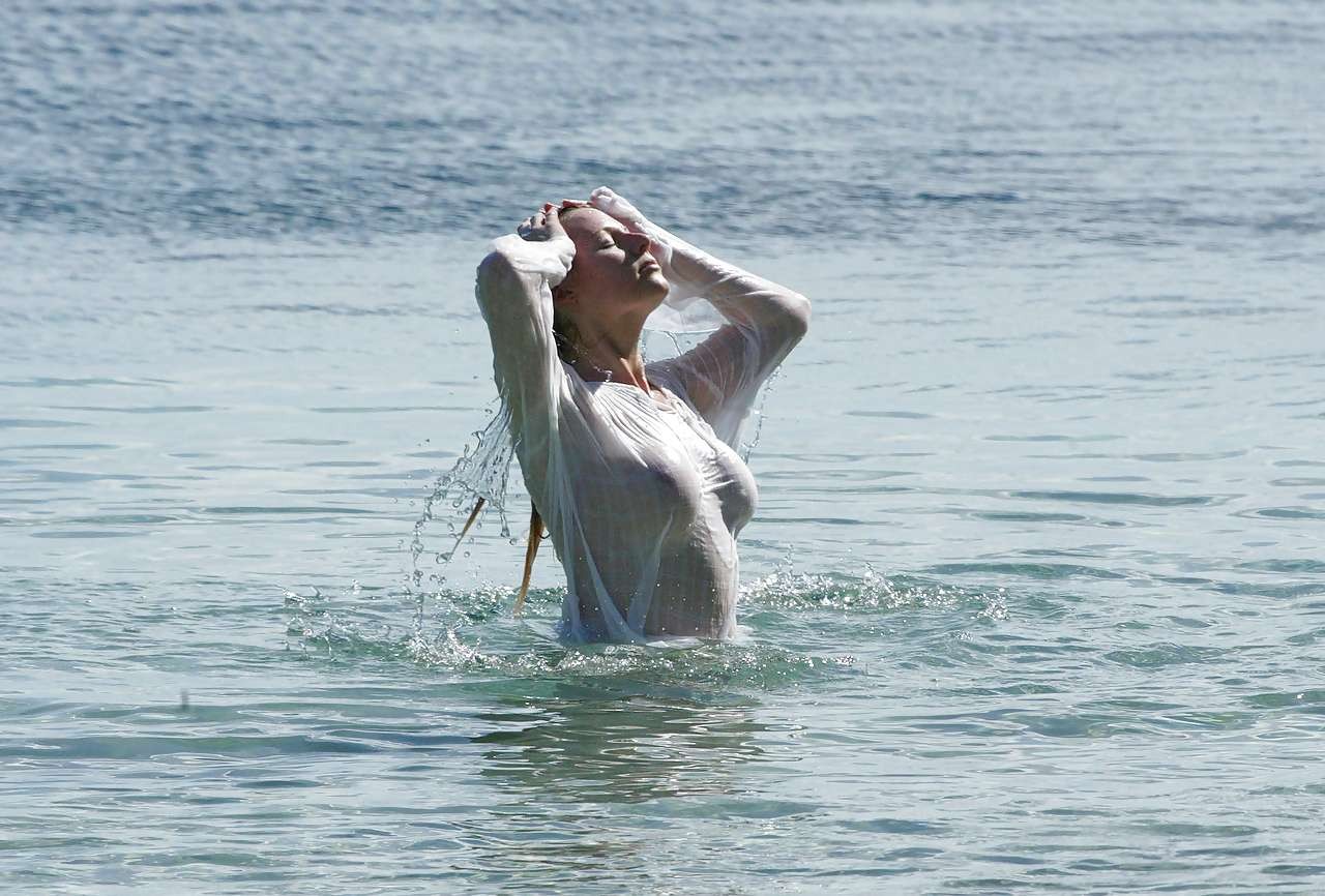 Abi titmuss entblößt ihre schönen Brüste im nassen see-thru-Kleid
 #75256683