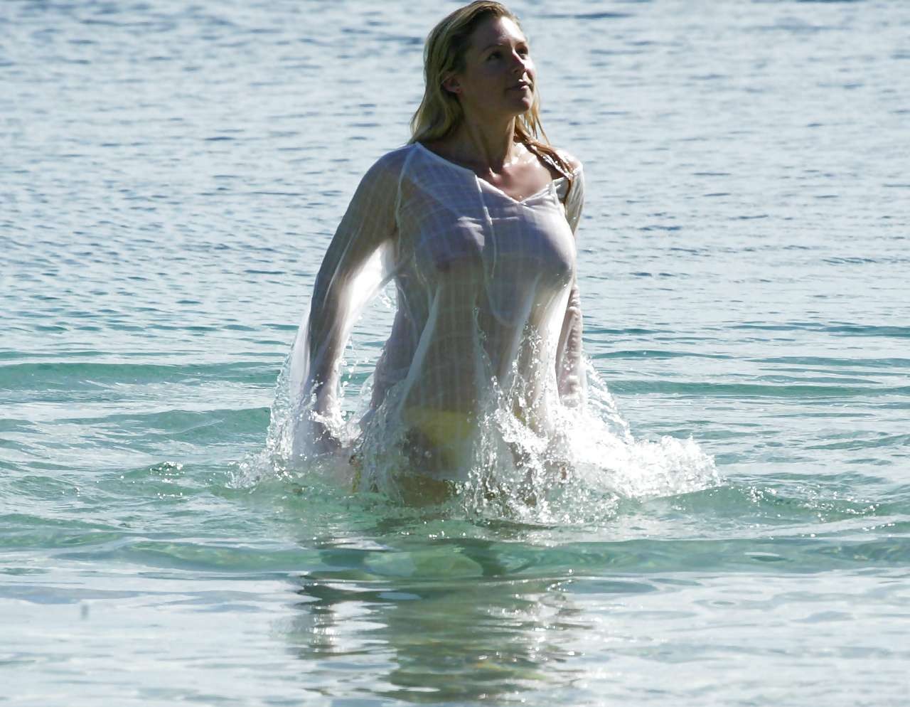 Abi titmuss entblößt ihre schönen Brüste im nassen see-thru-Kleid
 #75256697