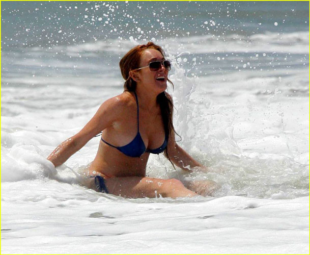 Lindsay lohan mostrando sus bonitas y grandes tetas en fotos paparazzi
 #75401495