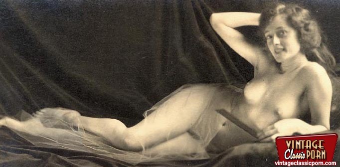 Mehrere atemberaubende Vintage-Mädchen zeigen ihre sexy Körper
 #78490386