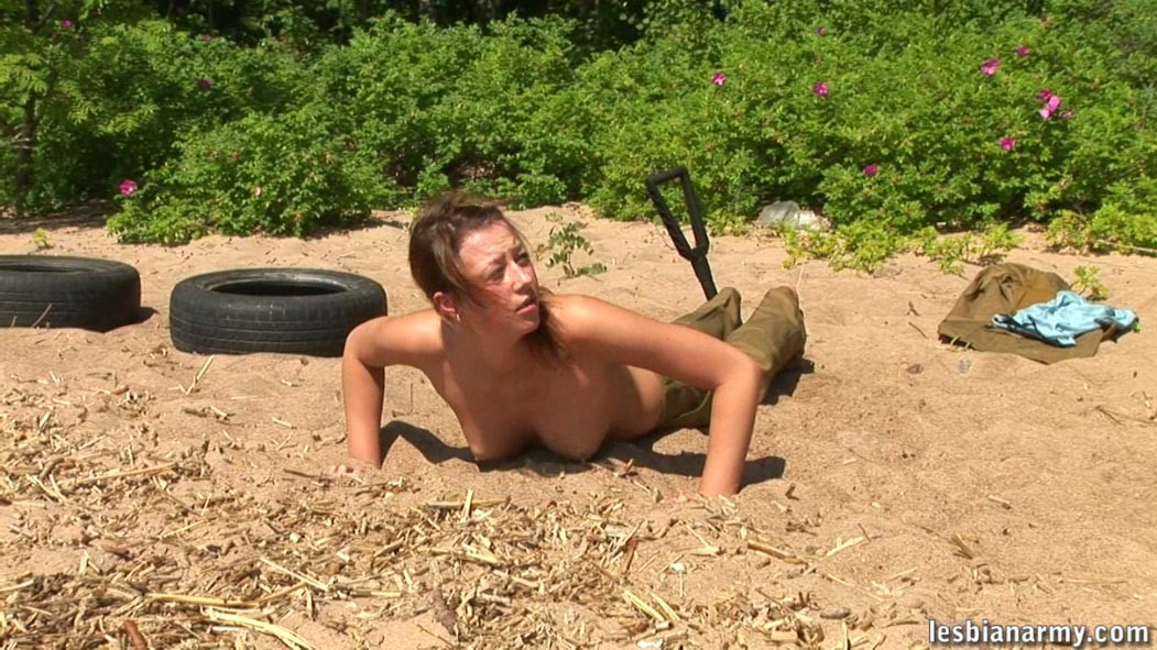 Sargento de la señora perfora una chica del ejército obediente
 #73252255