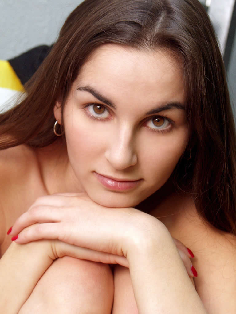 Joven universitaria tetona posando al aire libre en bragas
 #70688757