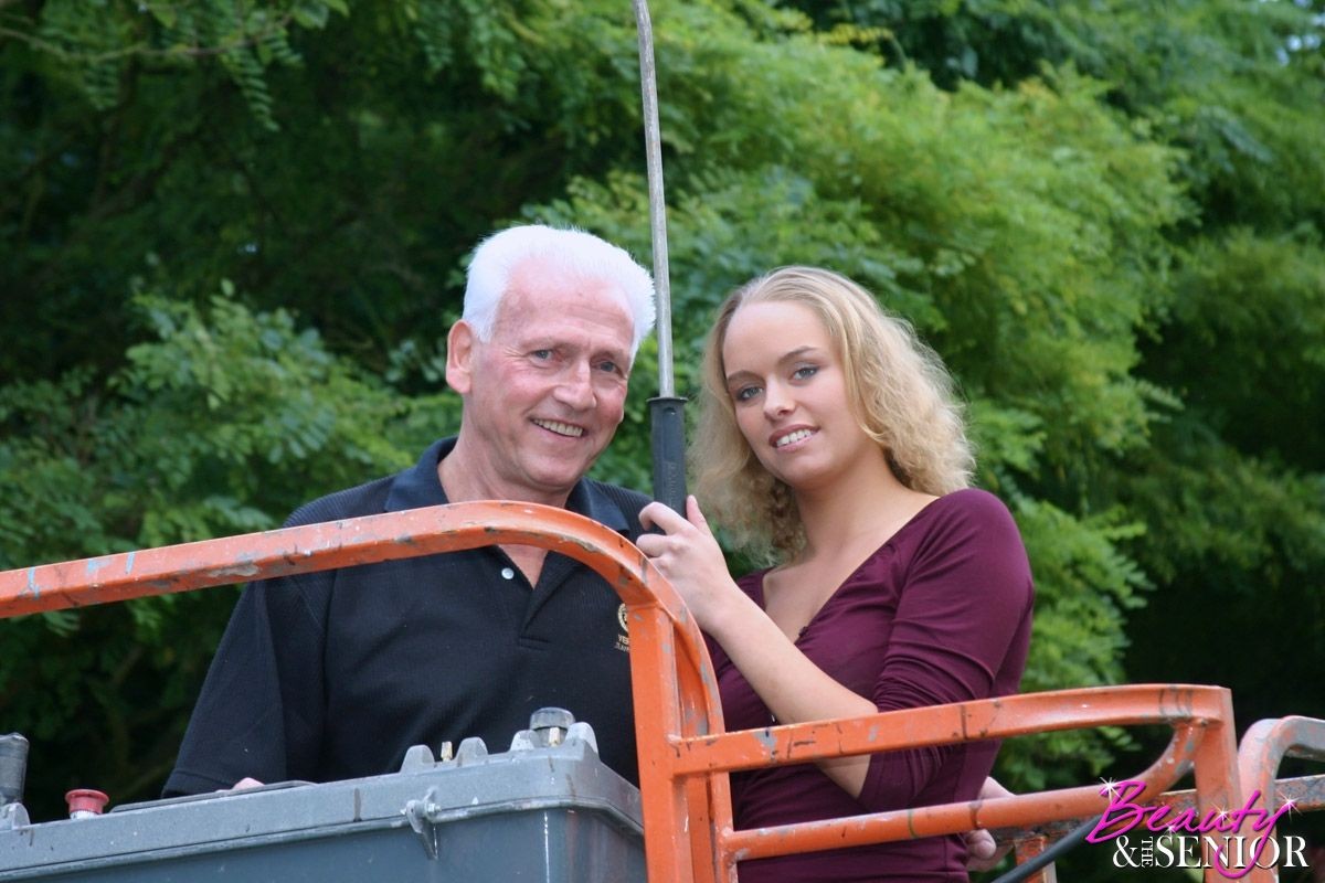 Sucio viejo senior bangs una chica joven en un ascensor de la pluma
 #78467988