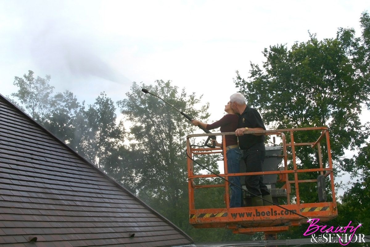 Sucio viejo senior bangs una chica joven en un ascensor de la pluma
 #78468000