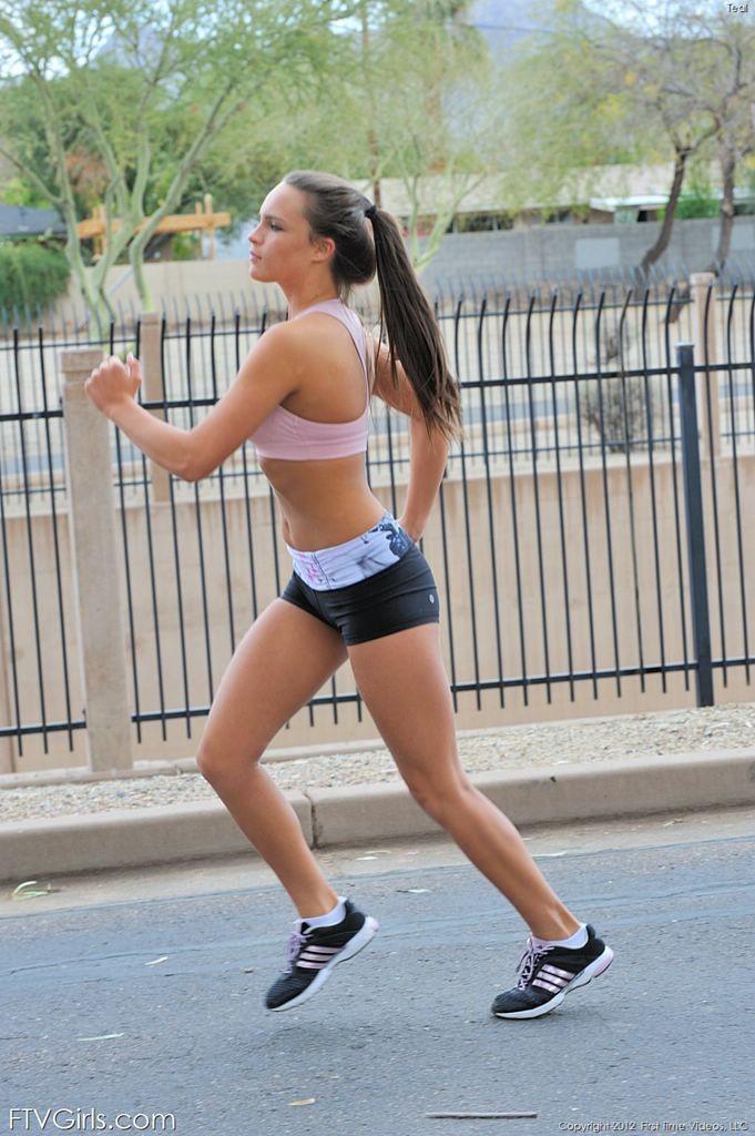 Süßes Amateur-Mädchen joggt oben ohne auf der Straße
 #67291532