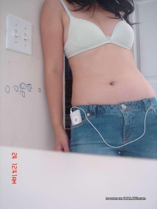 Galerie d'une fille asiatique sexy posant pour son petit ami
 #69790538