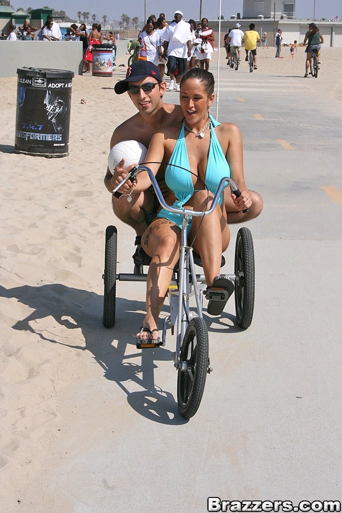 Carmella bing mit ihren perfekten Titten fickt zufälligen Kerl am Strand
 #72672814