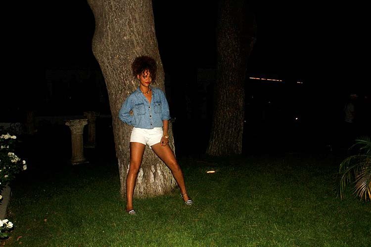 Rihanna che espone il suo corpo sexy e bel culo sulle foto private
 #75283026