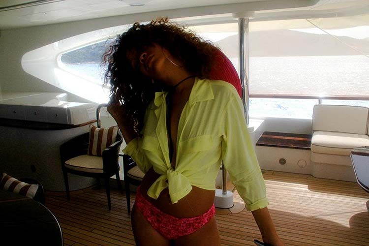 Rihanna che espone il suo corpo sexy e bel culo sulle foto private
 #75283032