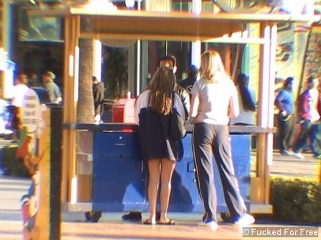 Dos chicas hambrientas de polla se lo montan con un tío con suerte
 #76729111