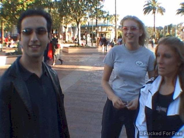 Dos chicas hambrientas de polla se lo montan con un tío con suerte
 #76729121