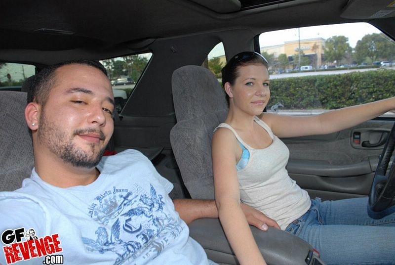 彼女が移動中の車の中で手コキをしながらセックスをする。
 #67328023