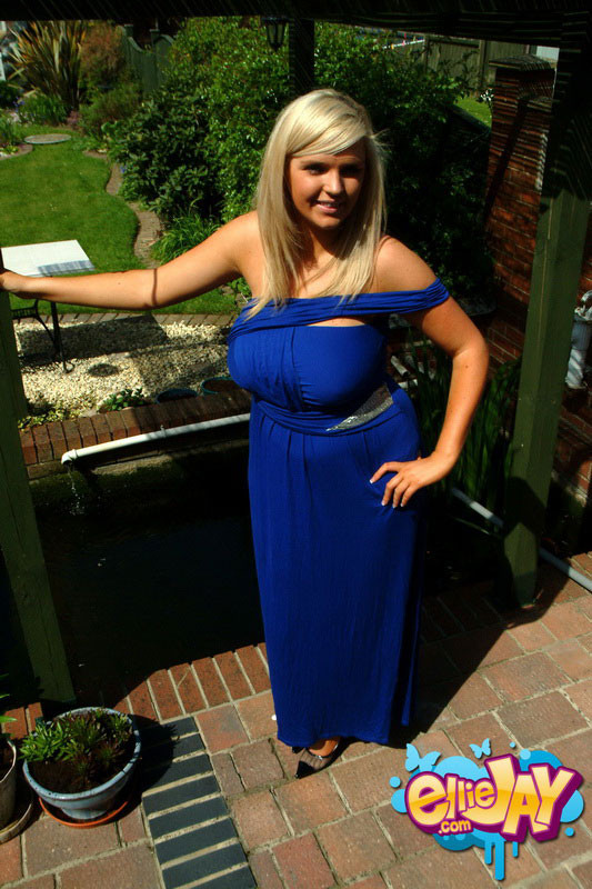 Ellie Jay streift ihr blaues Kleid im Freien ab
 #73730947