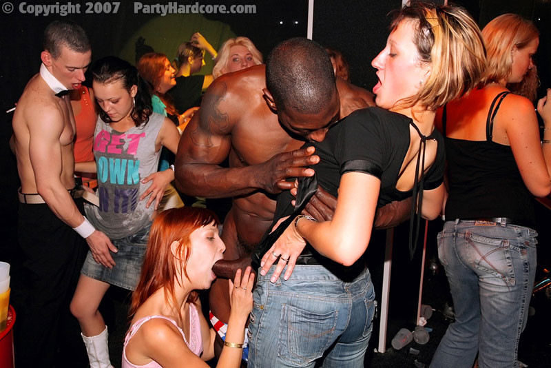 Donne amatoriali che succhiano il cazzo in stripclub maschile dalla festa hardcore
 #67435239