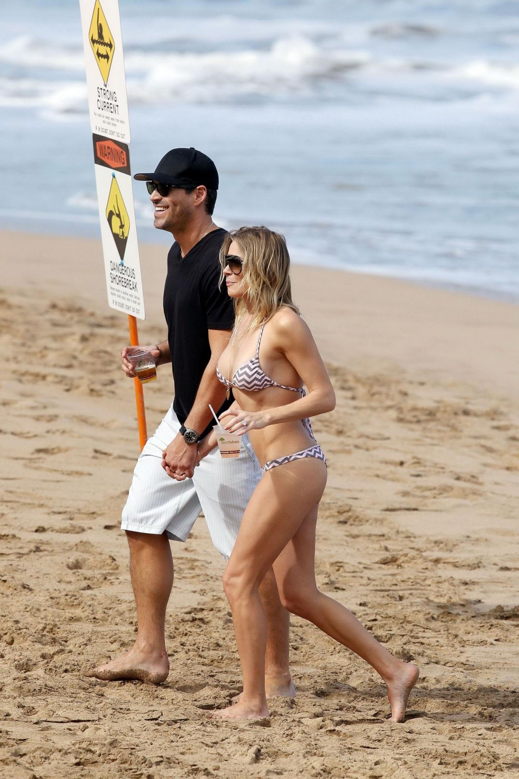 Leann Rimes im Bikini beim Petting mit ihrem Ehemann am hawaiianischen Strand
 #75276888