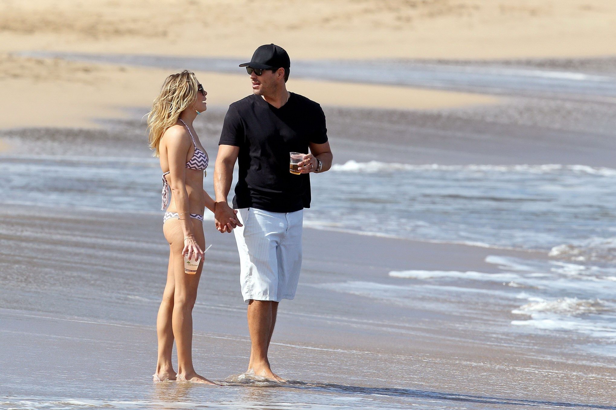 Leann Rimes im Bikini beim Petting mit ihrem Ehemann am hawaiianischen Strand
 #75276929