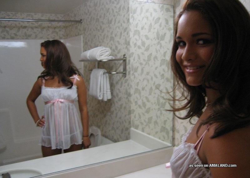 Une belle fille suçant une longue bite dans la salle de bain d'un hôtel dans un film fait maison
 #71621904