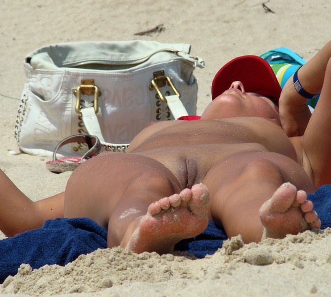 Une nudiste se déshabille sur une plage publique.
 #72247488