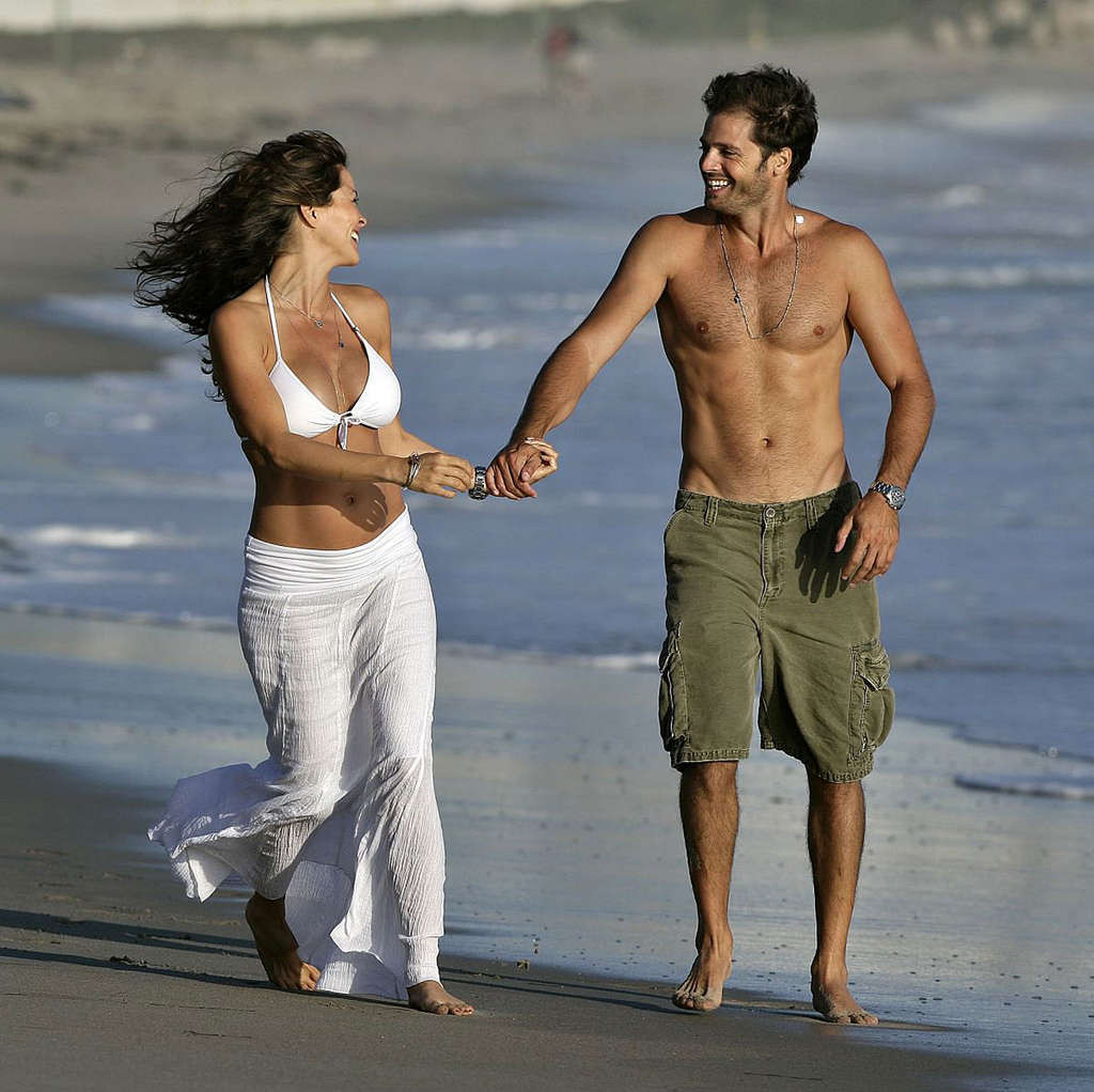 Brooke burke godendo sulla spiaggia e mostrando grandi tette e culo sexy molto caldo 
 #75376152