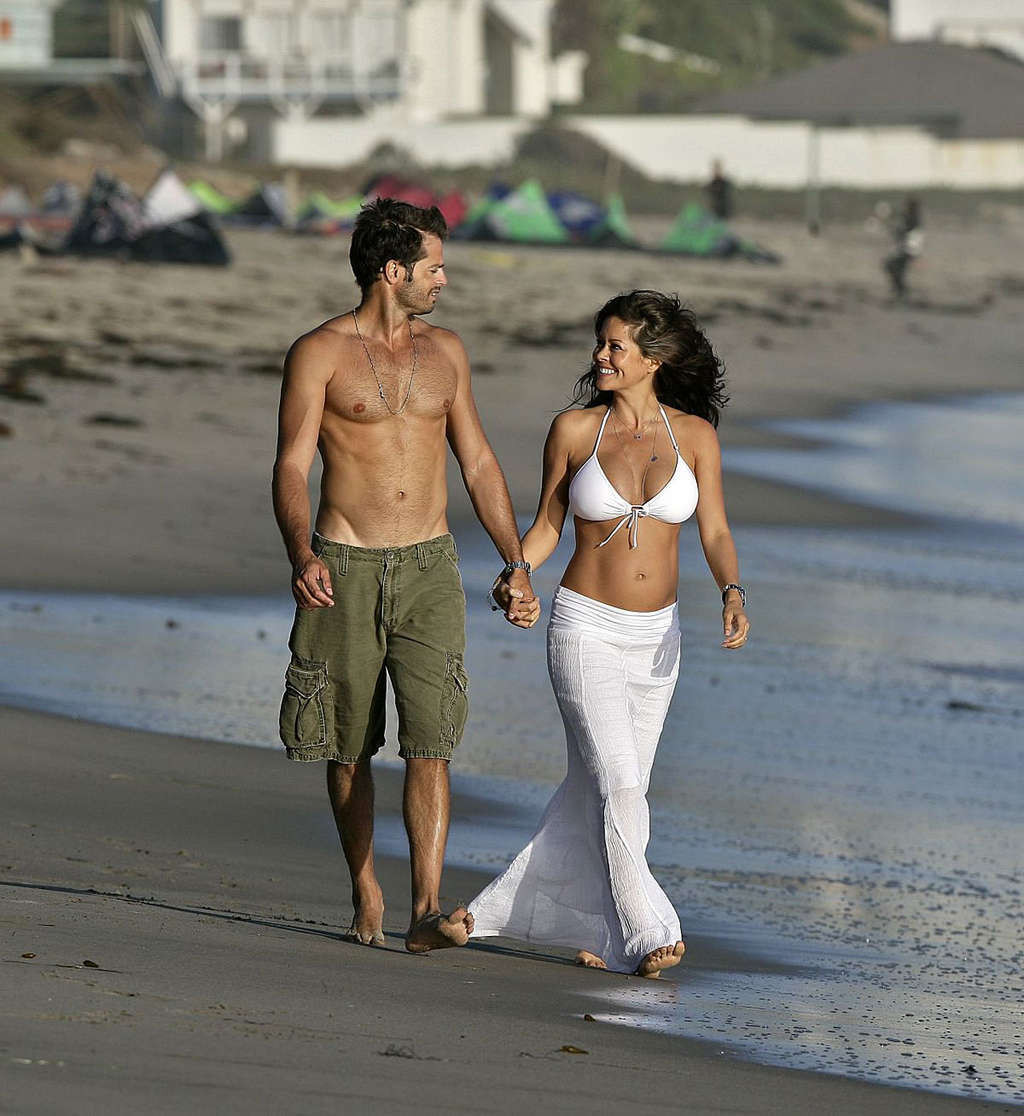 Brooke burke godendo sulla spiaggia e mostrando grandi tette e culo sexy molto caldo 
 #75376172