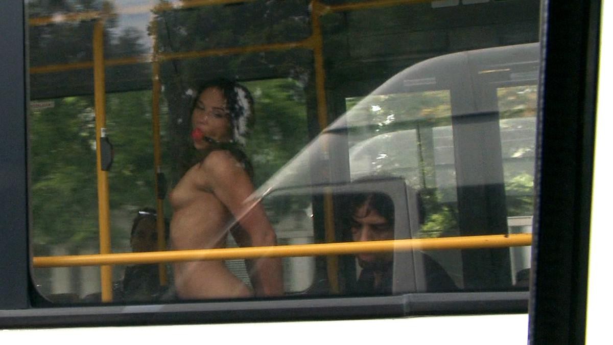 Nena se desnuda, se ata y se folla al aire libre en lugares públicos
 #71974604