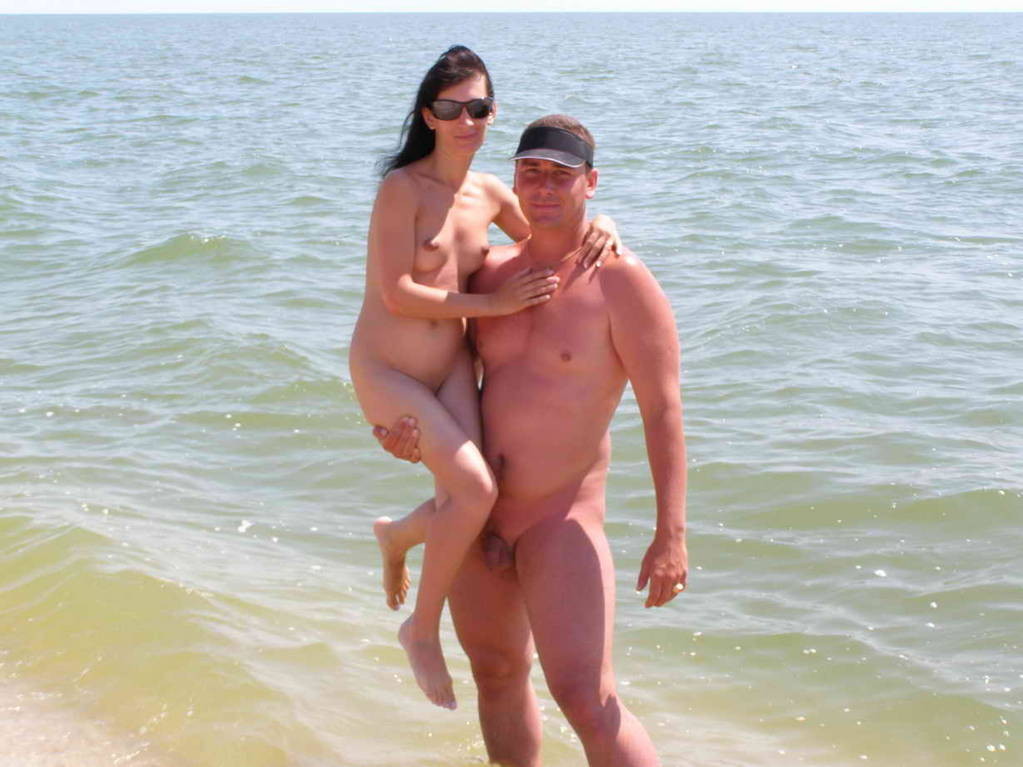 Freundliche junge russische Nudisten liegen am Strand
 #72255972