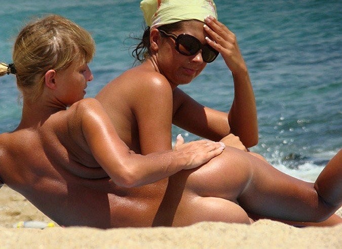 De jeunes nudistes russes sympathiques s'allongent sur la plage.
 #72255998