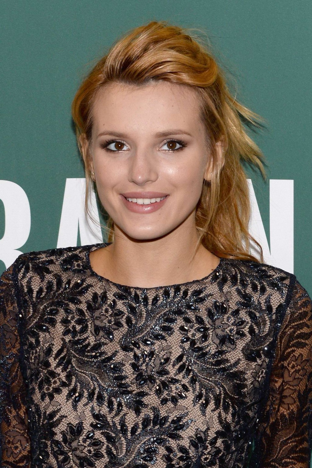 Bella thorne langbeinig im minikleid bei barnes noble union square in nyc
 #75195837