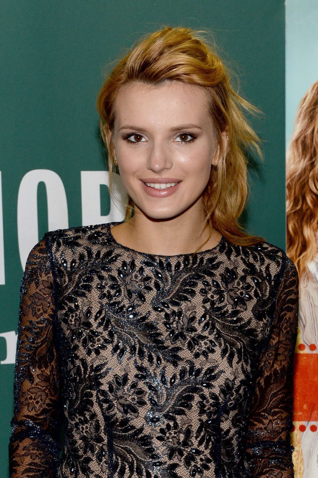 Bella thorne langbeinig im minikleid bei barnes noble union square in nyc
 #75195842