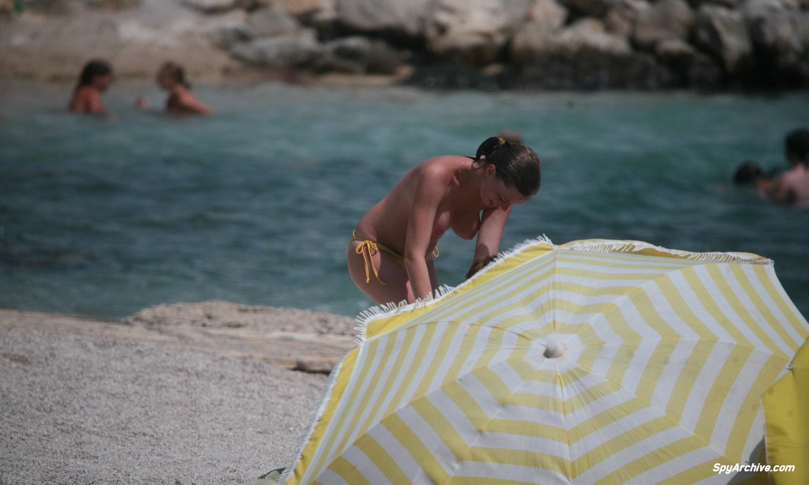 Foto voyeur di giovane bionda in topless in spiaggia
 #70755344