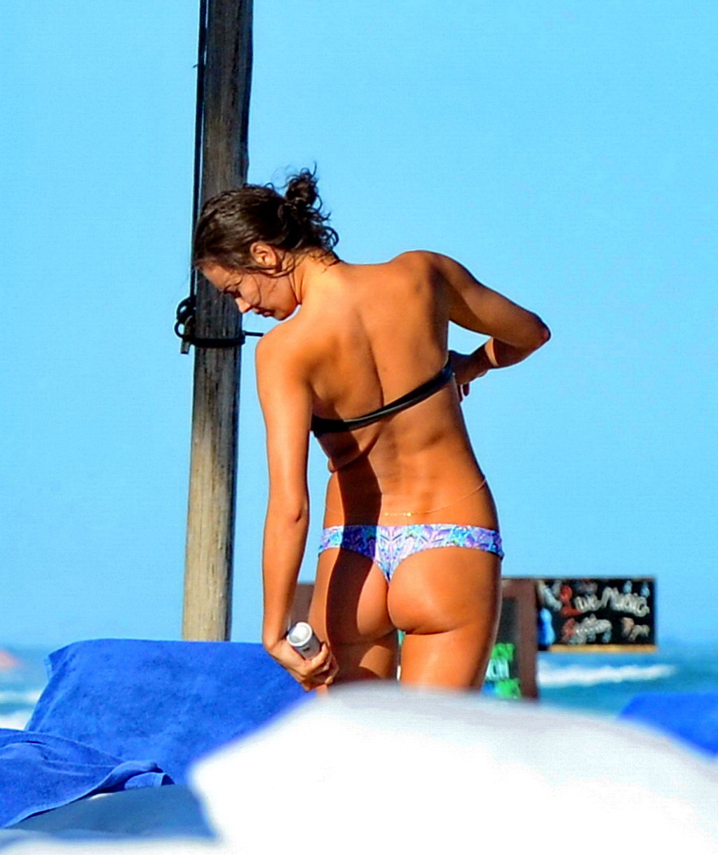 Irina shayk exhibant son corps en bikini sur une plage du Mexique
 #75206490
