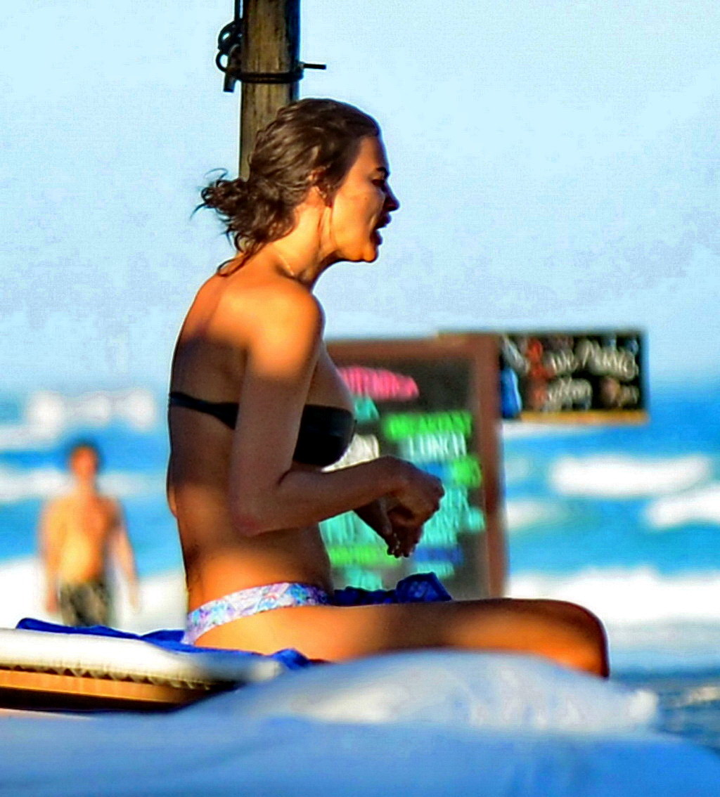 Irina shayk exhibant son corps en bikini sur une plage du Mexique
 #75206563