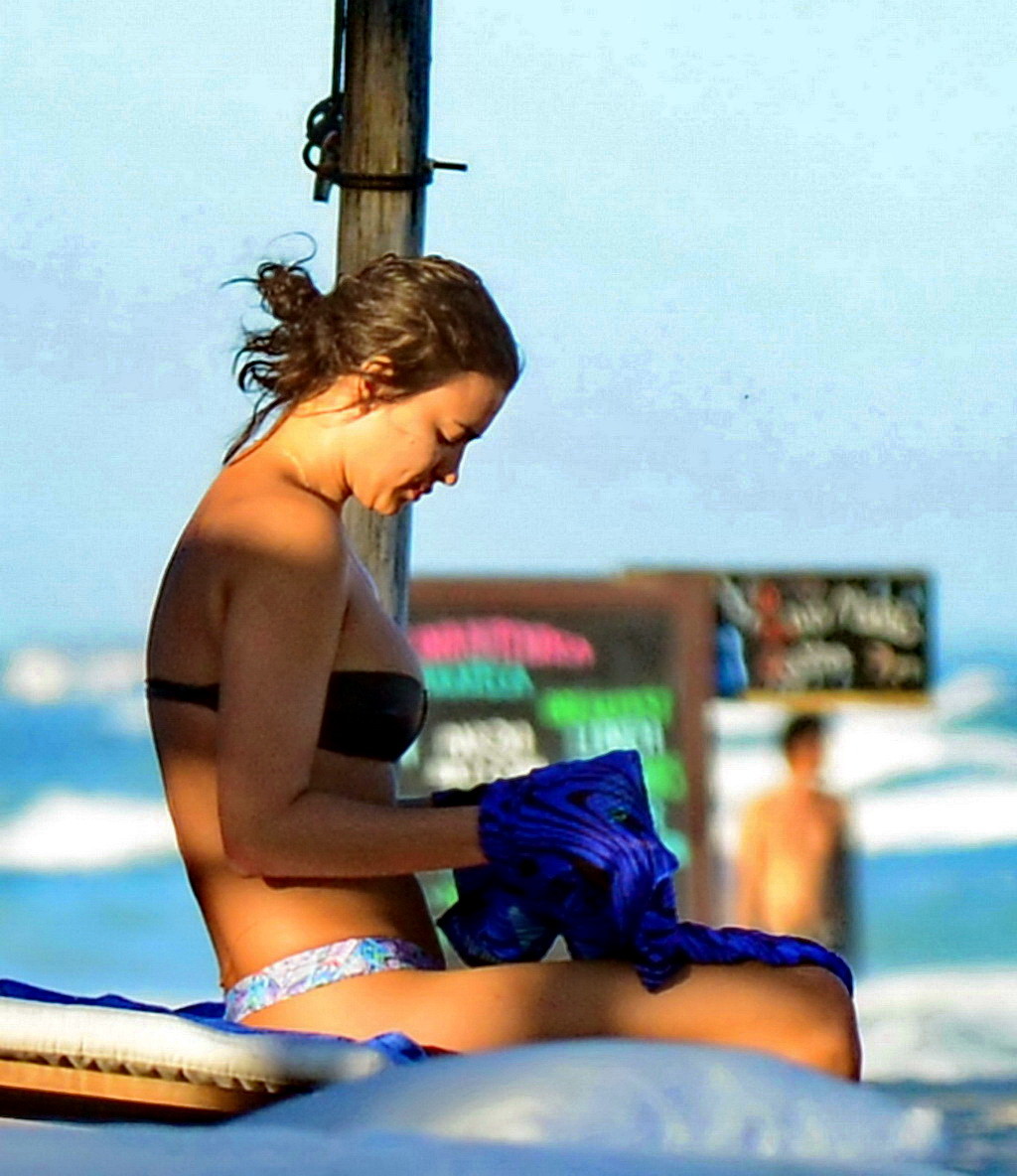 Irina shayk exhibant son corps en bikini sur une plage du Mexique
 #75206590
