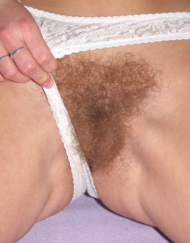 Joven amateur exponiendo su fosa peluda
 #76589160