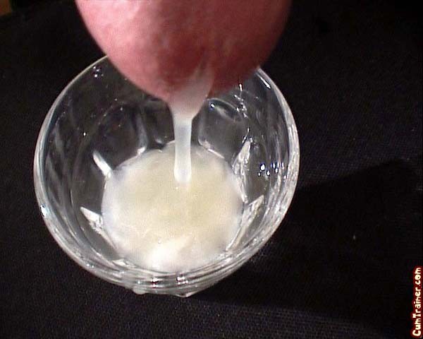 Una zorra bebe semen en un vaso de chupito
 #68411145
